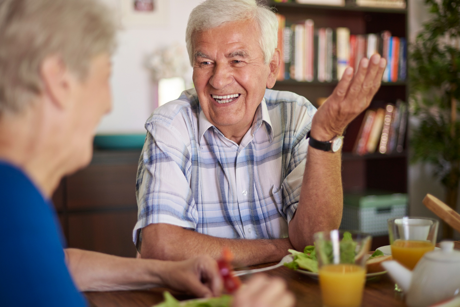 Personas mayores practicando el refranero español